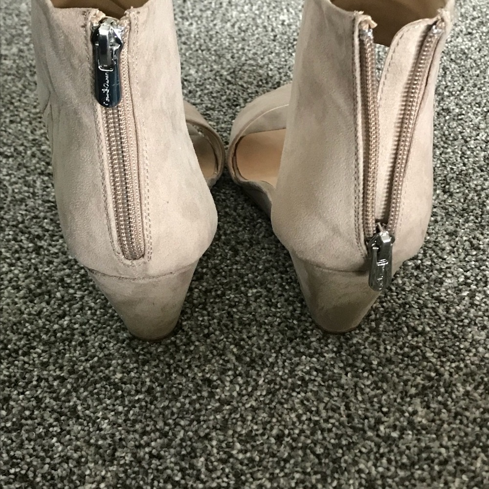 Light tan cuffed-ankle wedge sandal - Picture 6 of 7